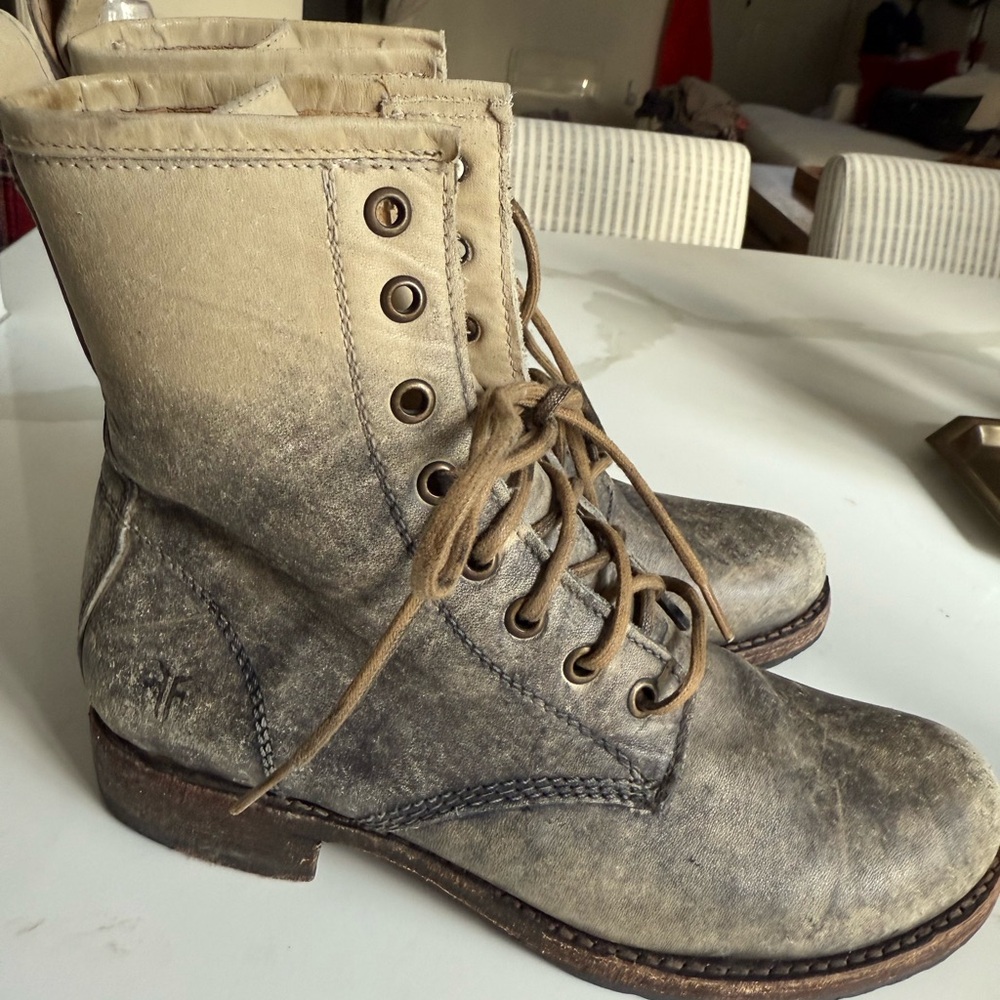 NEVER WORN Vintage Frye Veronica Combat Boot -Ombré grey/tan distressed